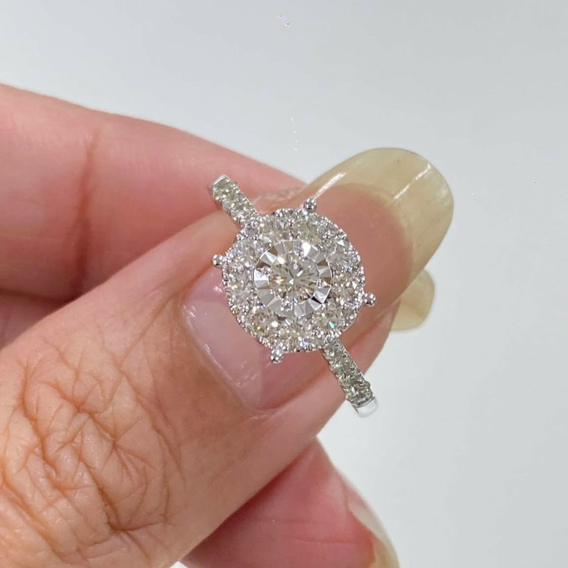 18K NATURAL DIAMOND RING